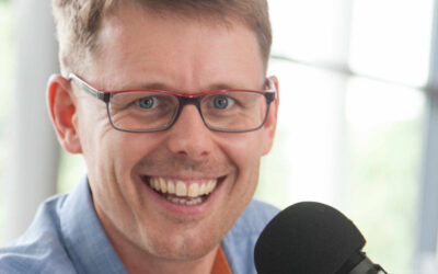 Wer ist der Fragensteller im Podcast?